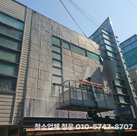 천안 건물 외벽청소 석재 및 유리 오염 깔끔하게 청소하는 업체 현장 사진 2
