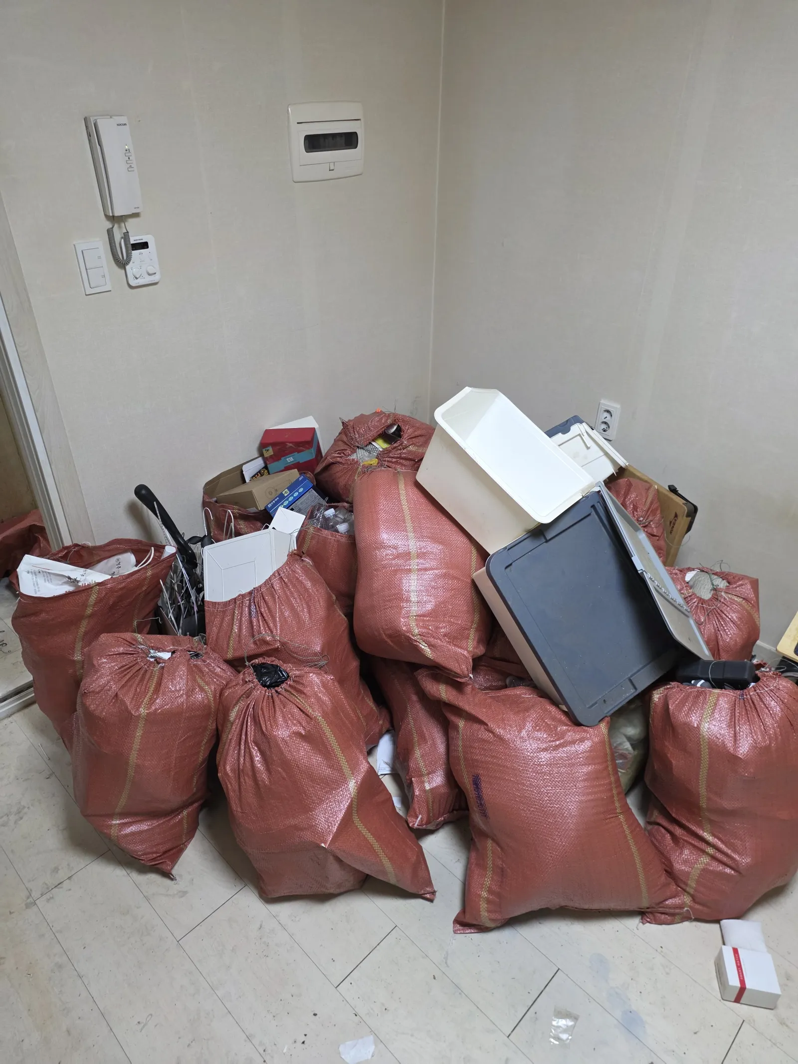 천안 원룸 쓰레기 집 청소, 니코틴 제거·방역·냄새 제거까지 한 번에 현장 사진 3