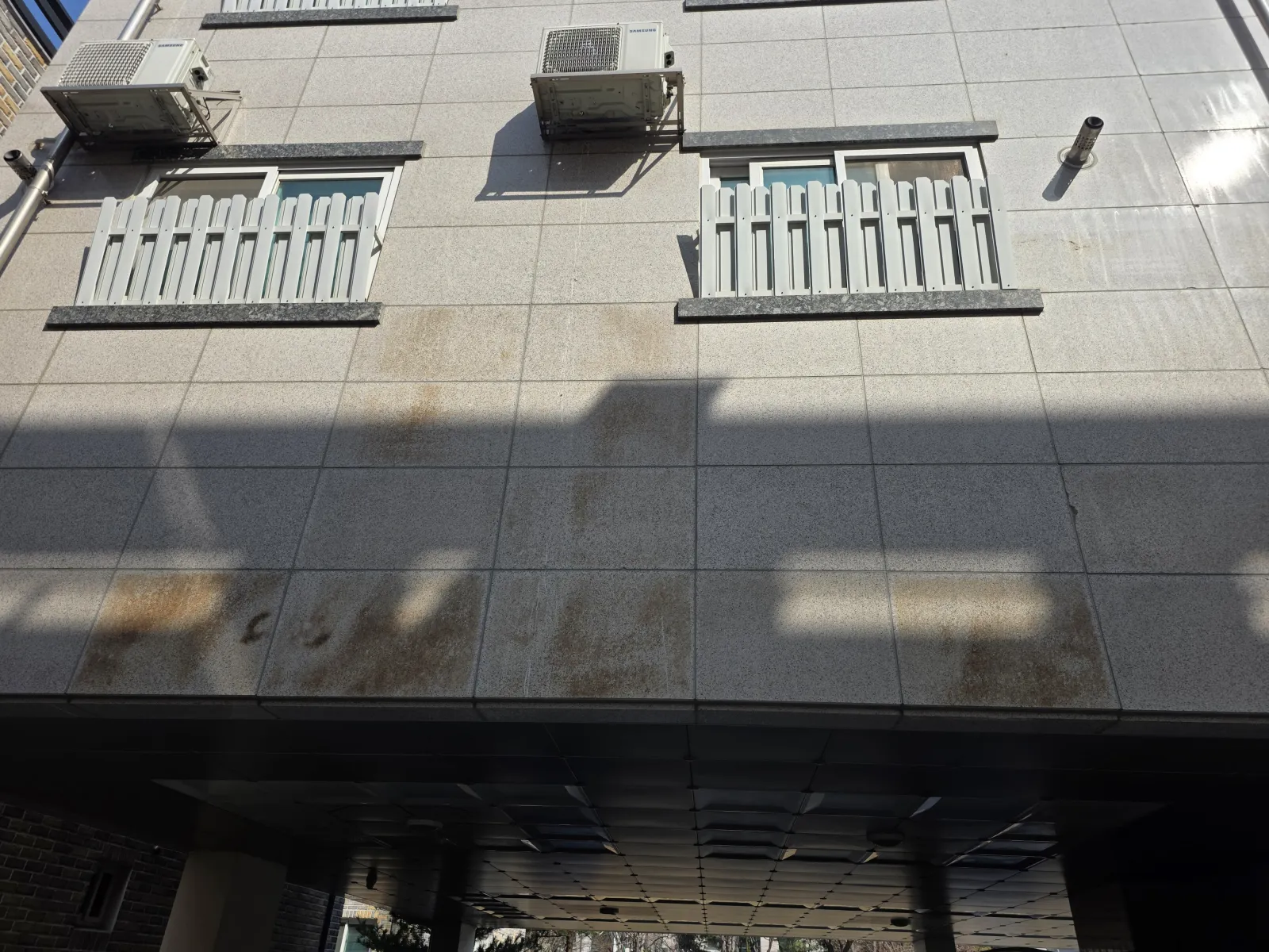 천안 외벽 녹자국 제거, 지워지지 않던 화강석 붉은 자국 정리