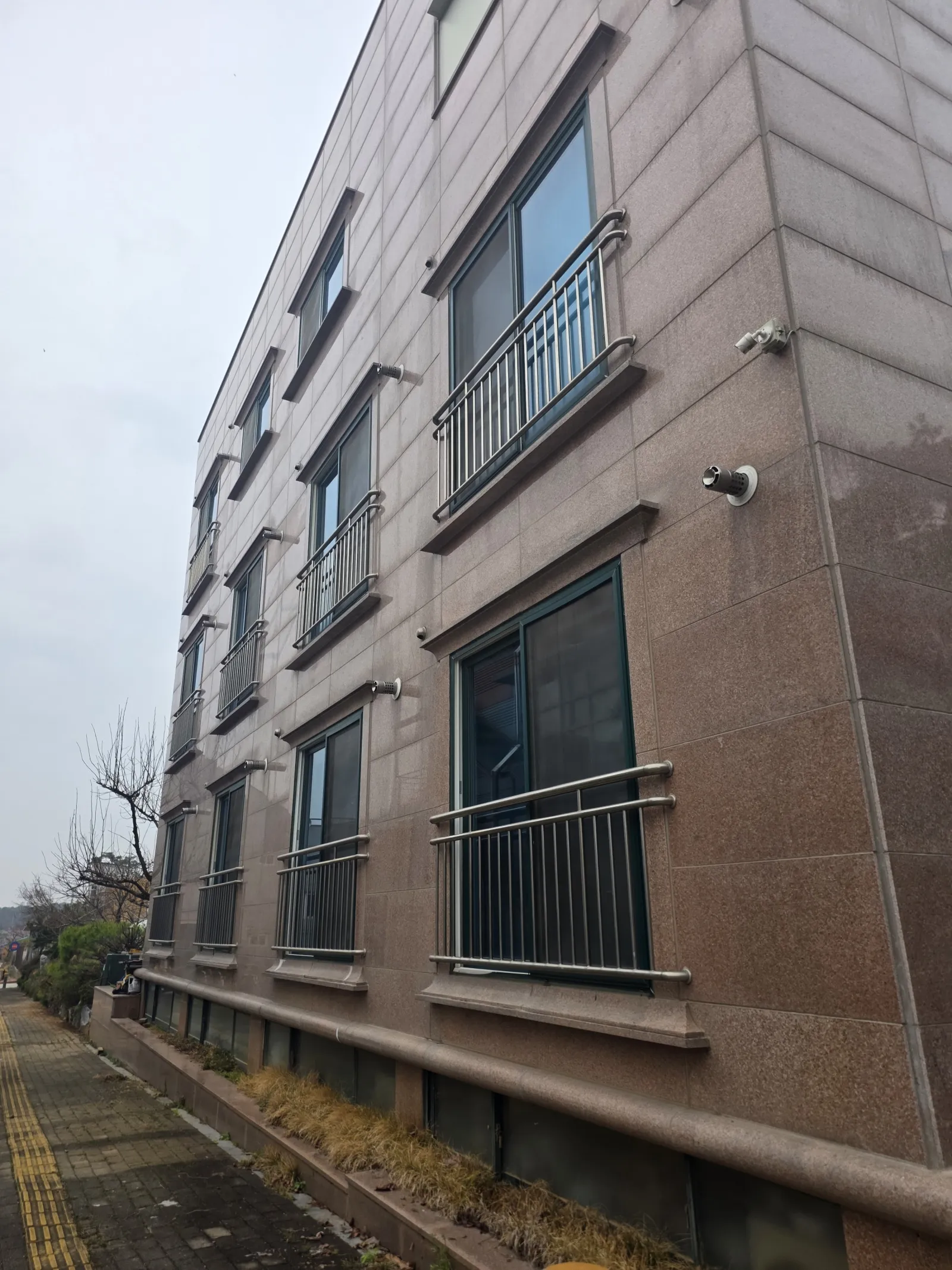 평택 빌라 외벽청소, 오래된 외벽 얼룩 정리로 달라지는 건물 분위기 현장 사진 2