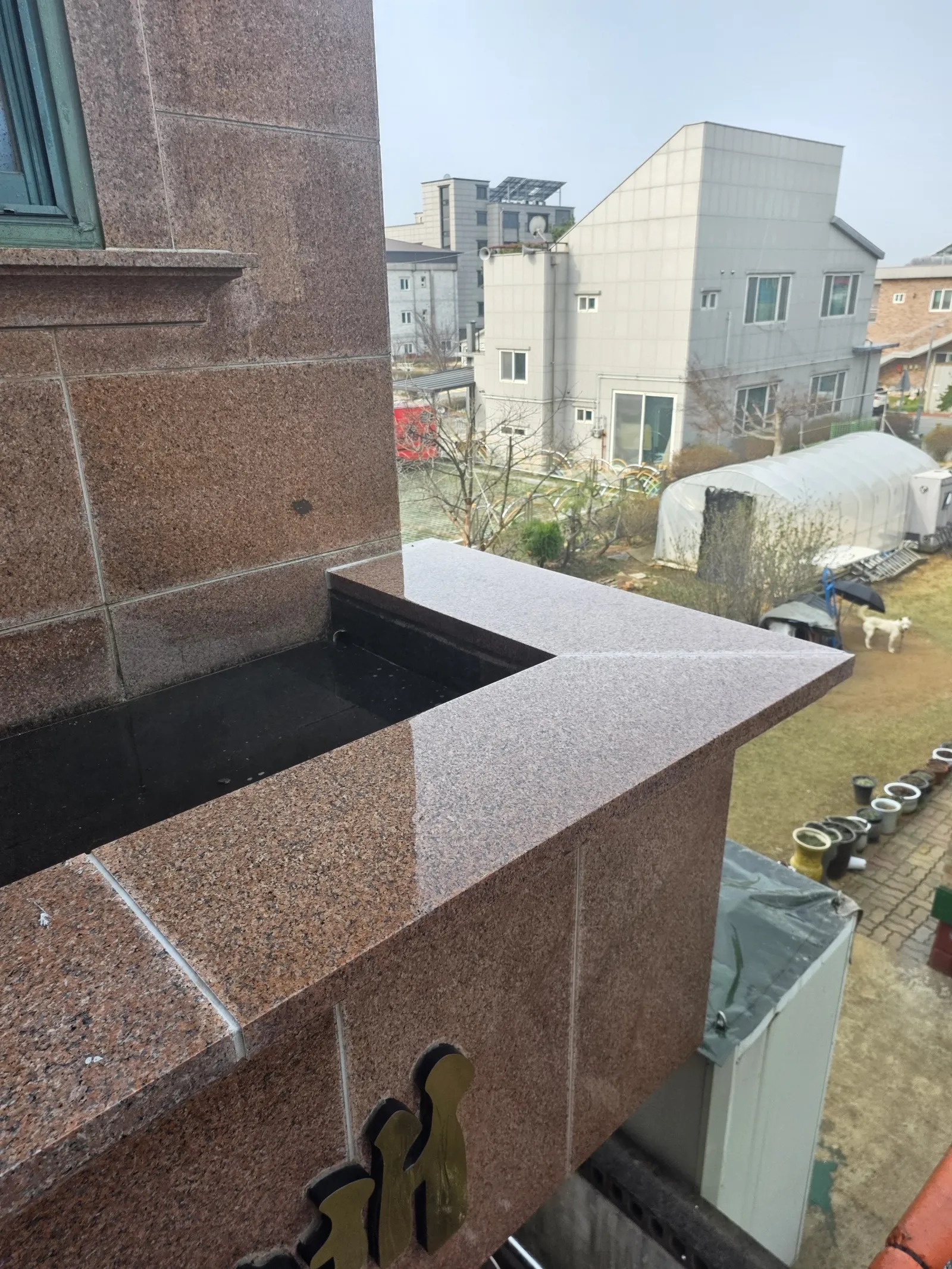 평택 빌라 외벽청소, 오래된 외벽 얼룩 정리로 달라지는 건물 분위기 현장 사진 3