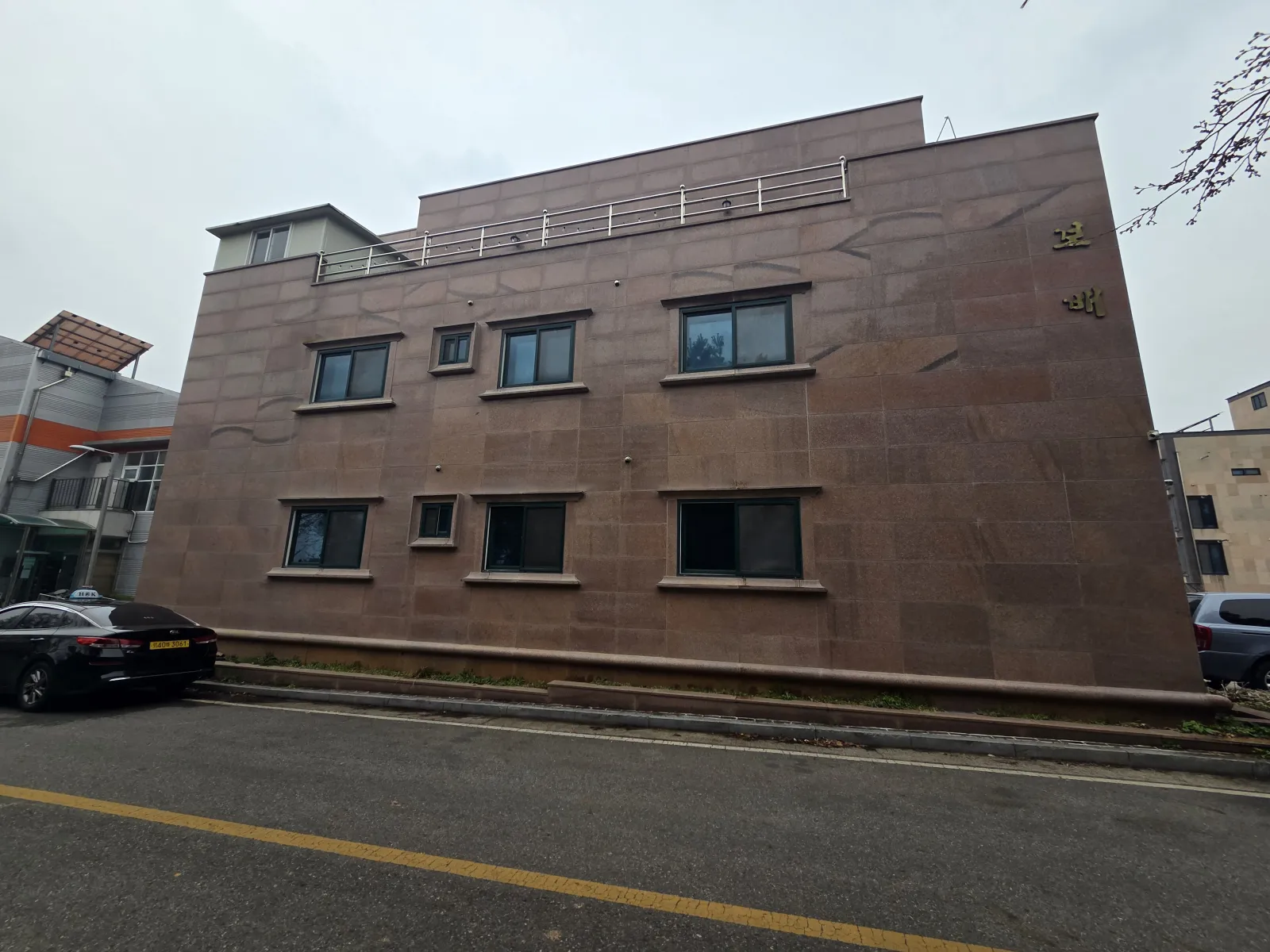 평택 빌라 외벽청소, 오래된 외벽 얼룩 정리로 달라지는 건물 분위기 현장 사진 5