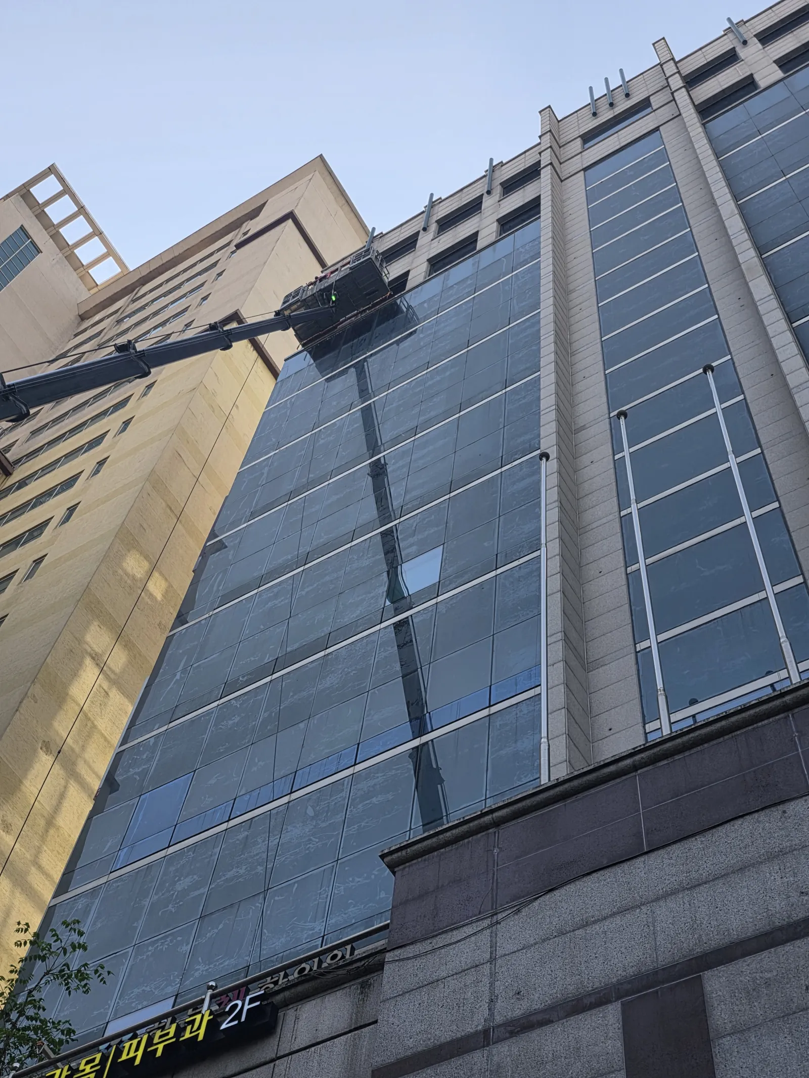 아산 탕정 외벽청소, 빌딩 간판 자국 제거와 외창 청소까지 깔끔하게 현장 사진 3