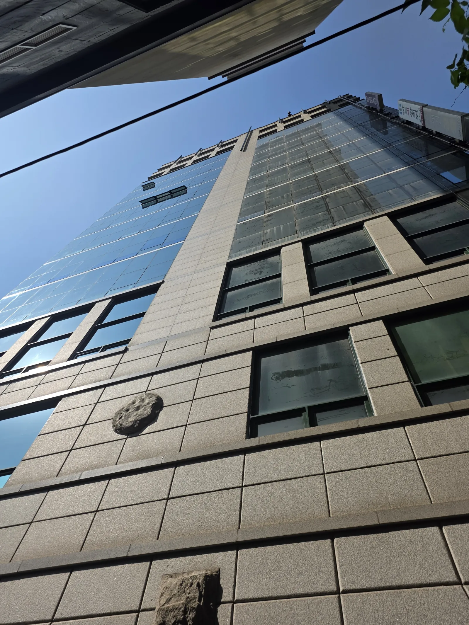 아산 탕정 외벽청소, 빌딩 간판 자국 제거와 외창 청소까지 깔끔하게 현장 사진 8