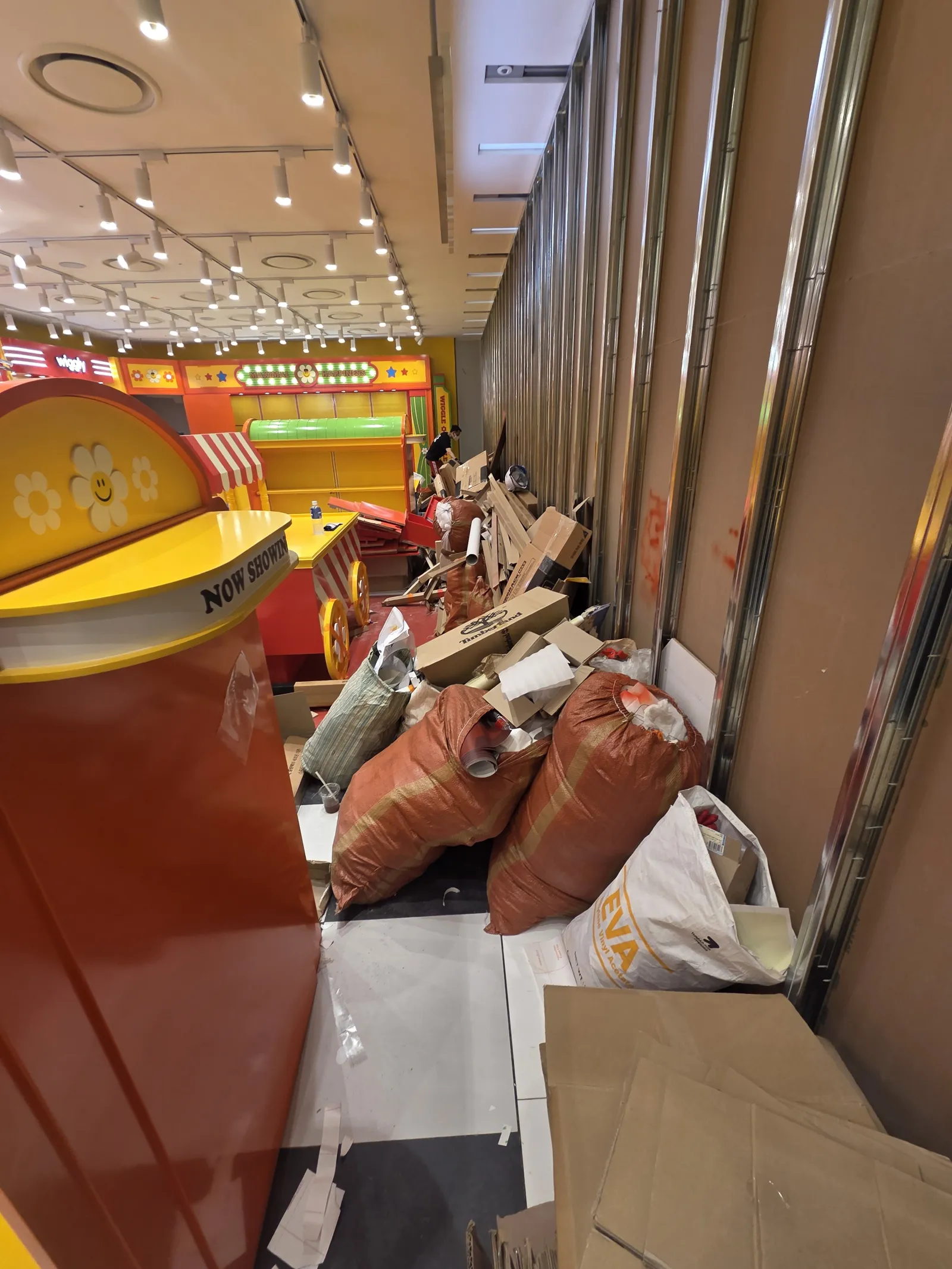 천안 백화점 청소, 입점 매장 오픈 전 분진과 공사 흔적 정리 현장 사진 2