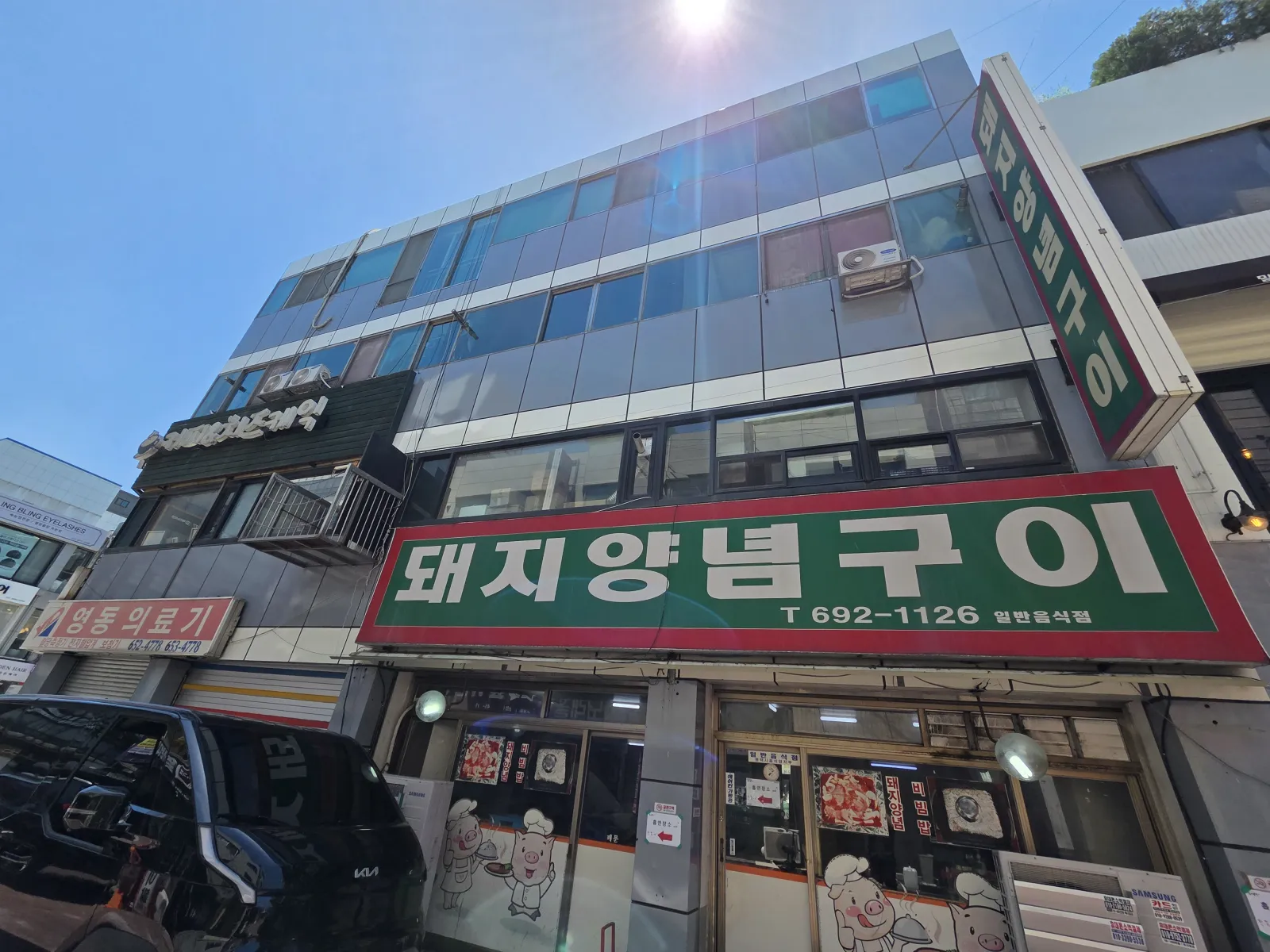 천안 상가 외벽청소, 판넬에 쌓인 빗물 자국과 분진 제거 현장 사진 7