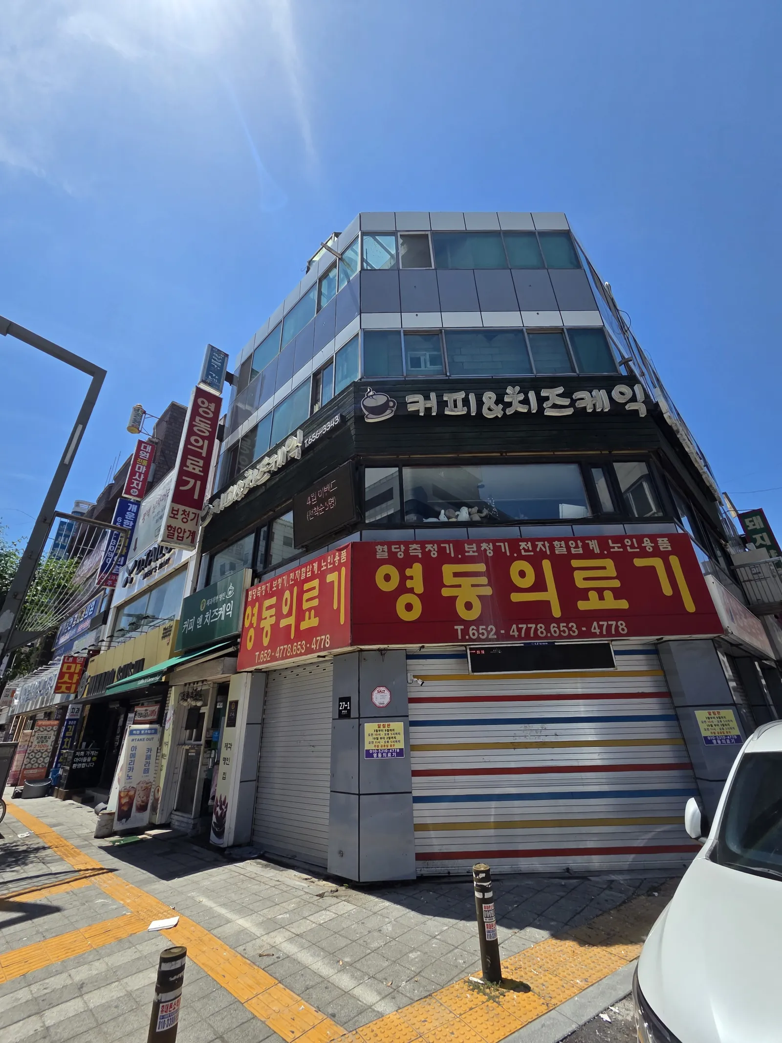 천안 상가 외벽청소, 판넬에 쌓인 빗물 자국과 분진 제거 현장 사진