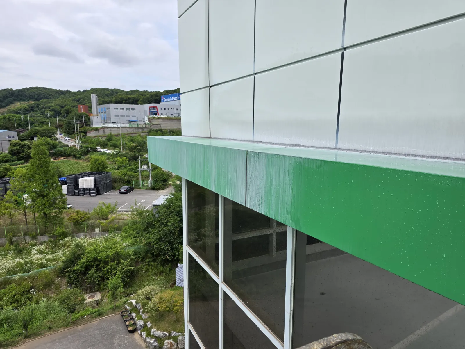 아산 외벽 물때 제거, 건물 외관에 남은 빗물 자국 세척 현장 사진 3