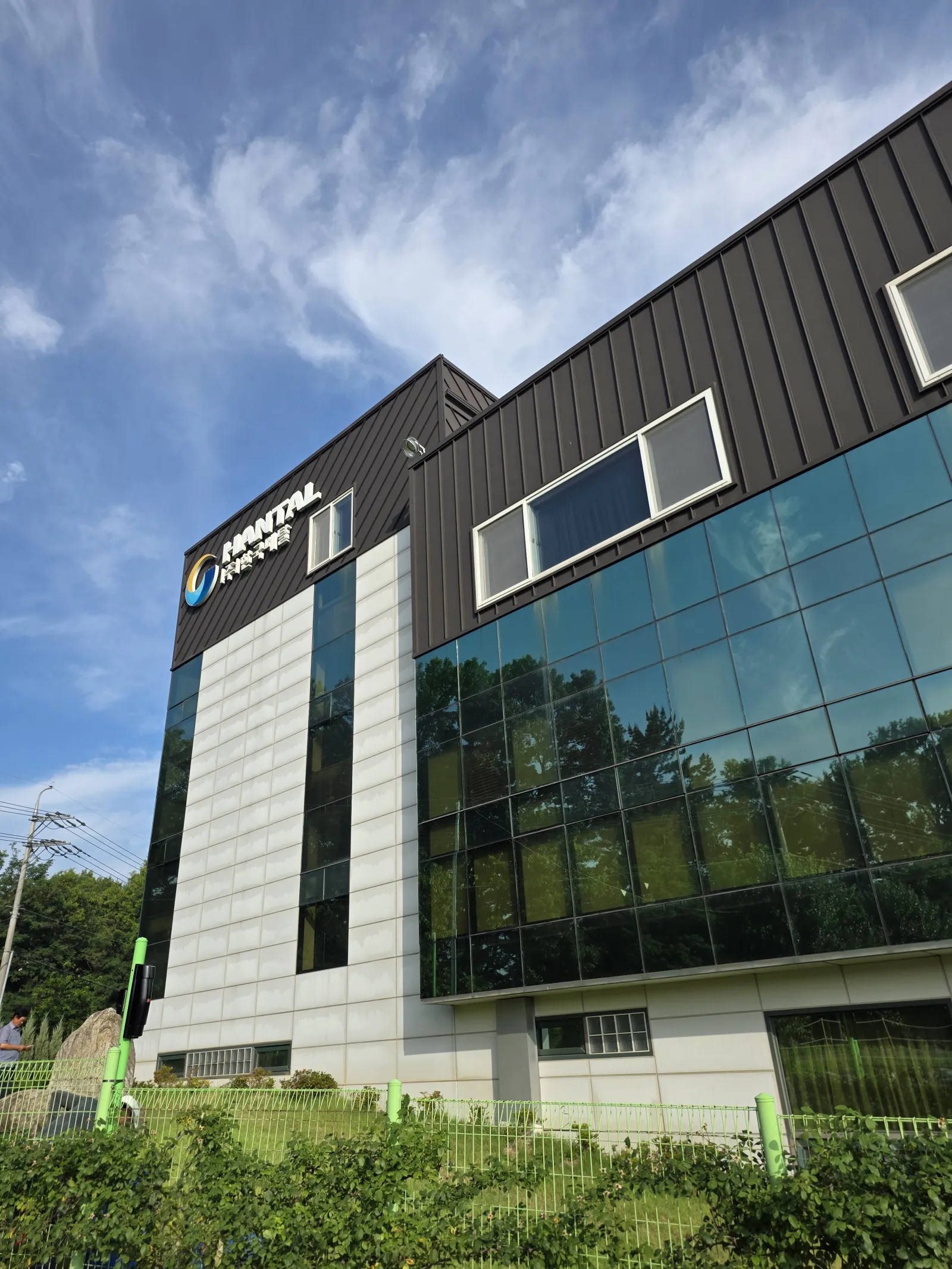 아산 외벽청소 — 아산 건물 외부 청소, 판넬 외벽과 유리 오염까지 함께 관리