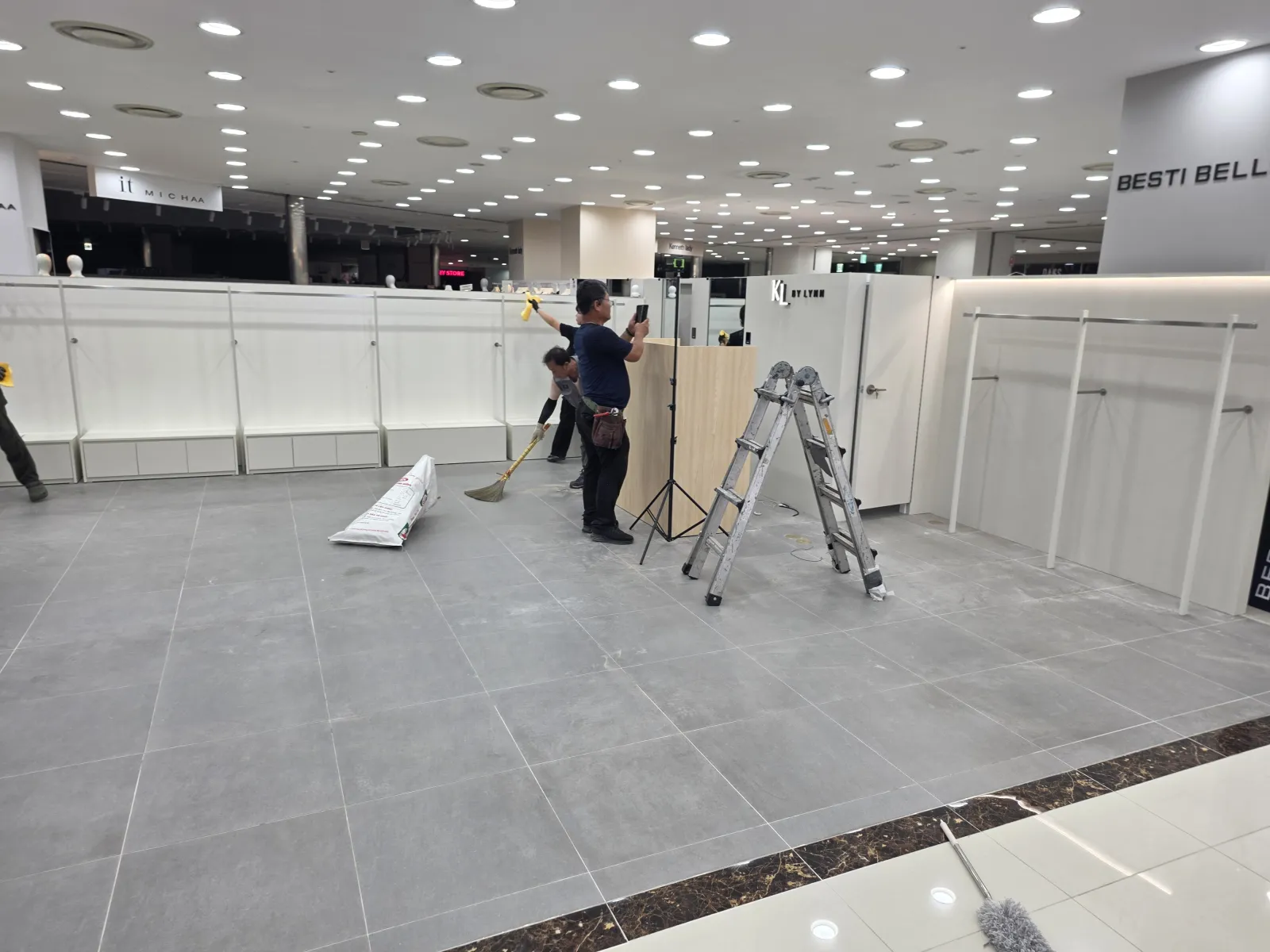 아산 탕정 준공 청소, 백화점 매장 오픈 전 공사 분진과 바닥 청소 현장 사진 2