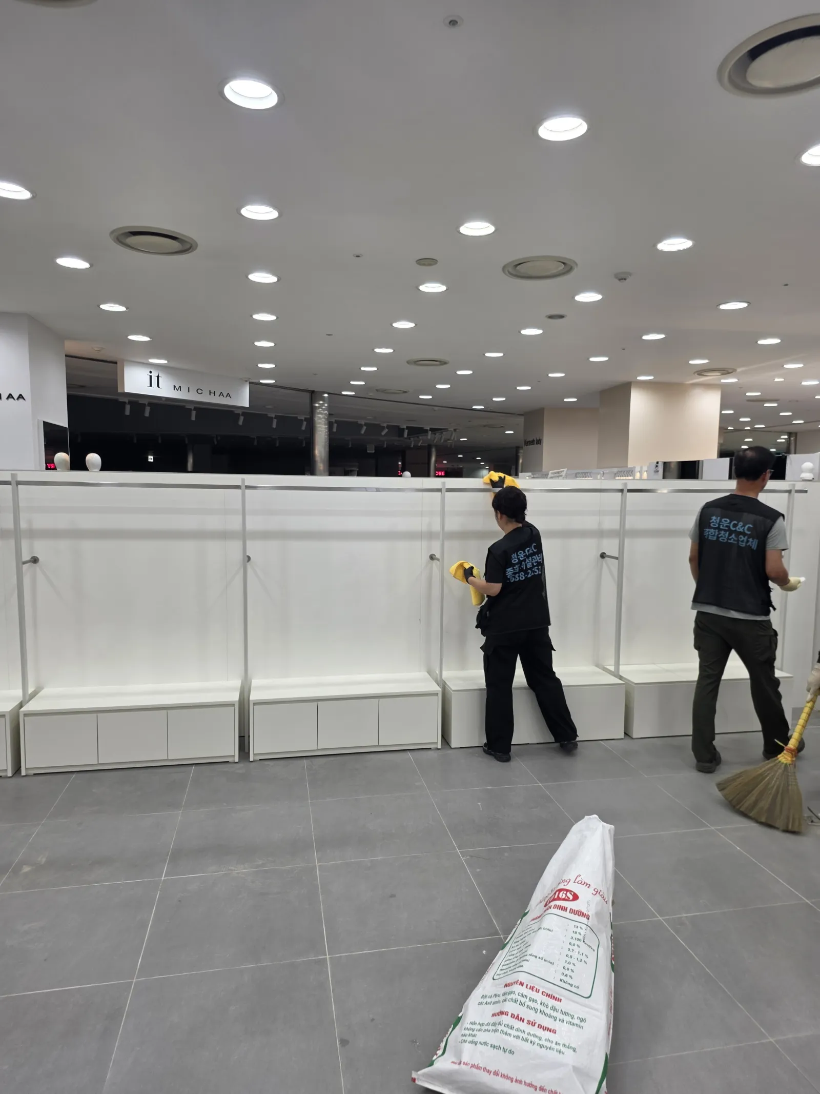 아산 탕정 준공 청소, 백화점 매장 오픈 전 공사 분진과 바닥 청소 현장 사진 3