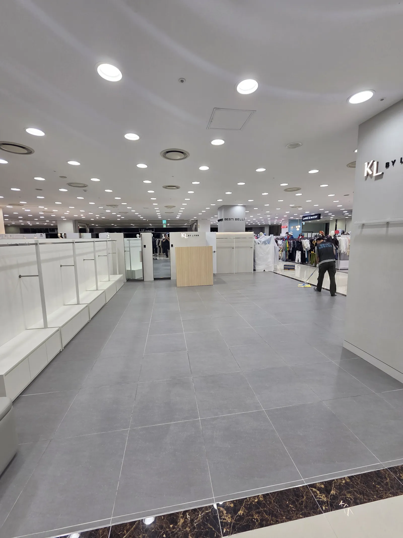 아산 탕정 준공 청소, 백화점 매장 오픈 전 공사 분진과 바닥 청소 현장 사진