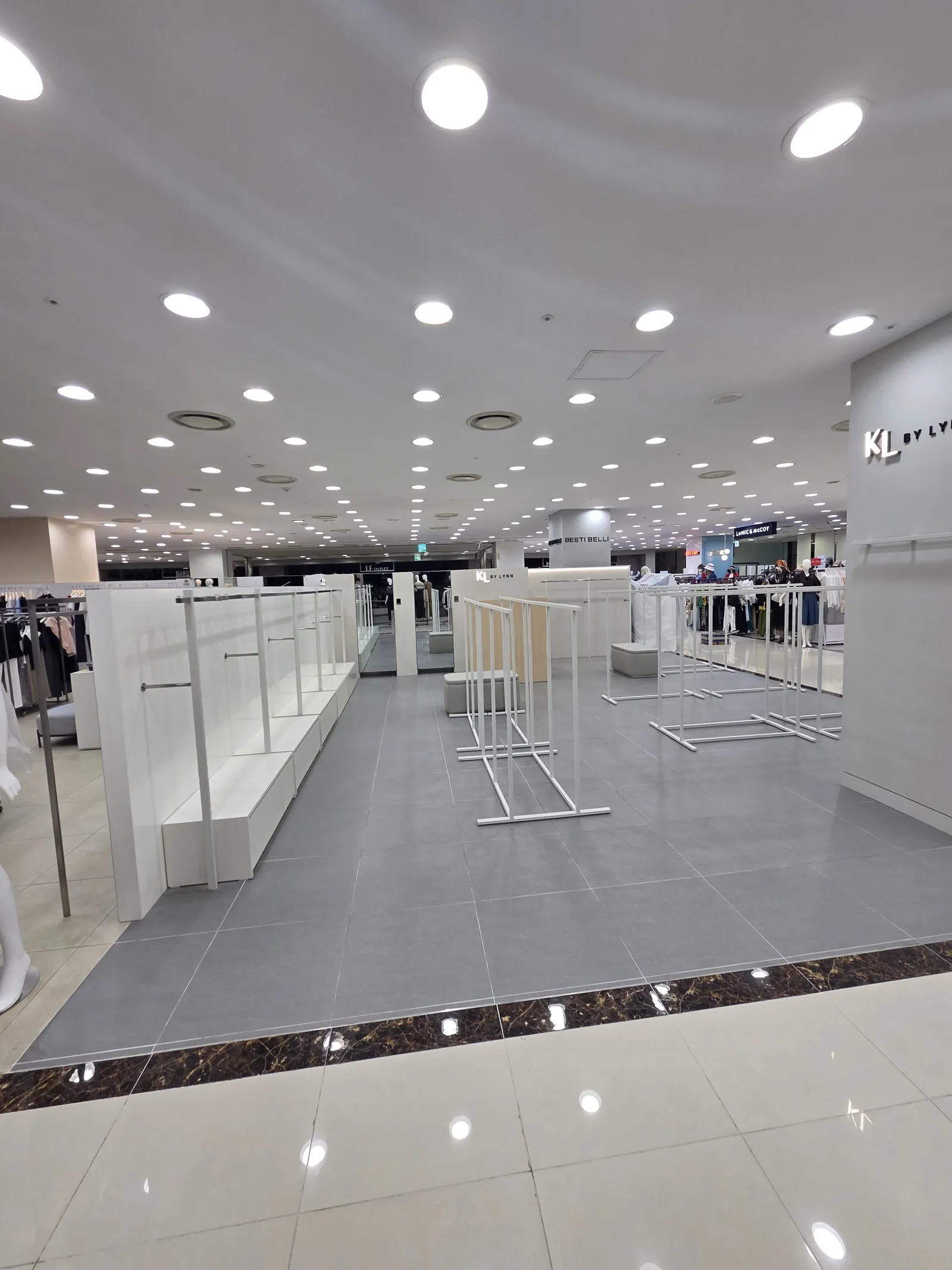 아산 탕정 준공 청소, 백화점 매장 오픈 전 공사 분진과 바닥 청소 현장 사진