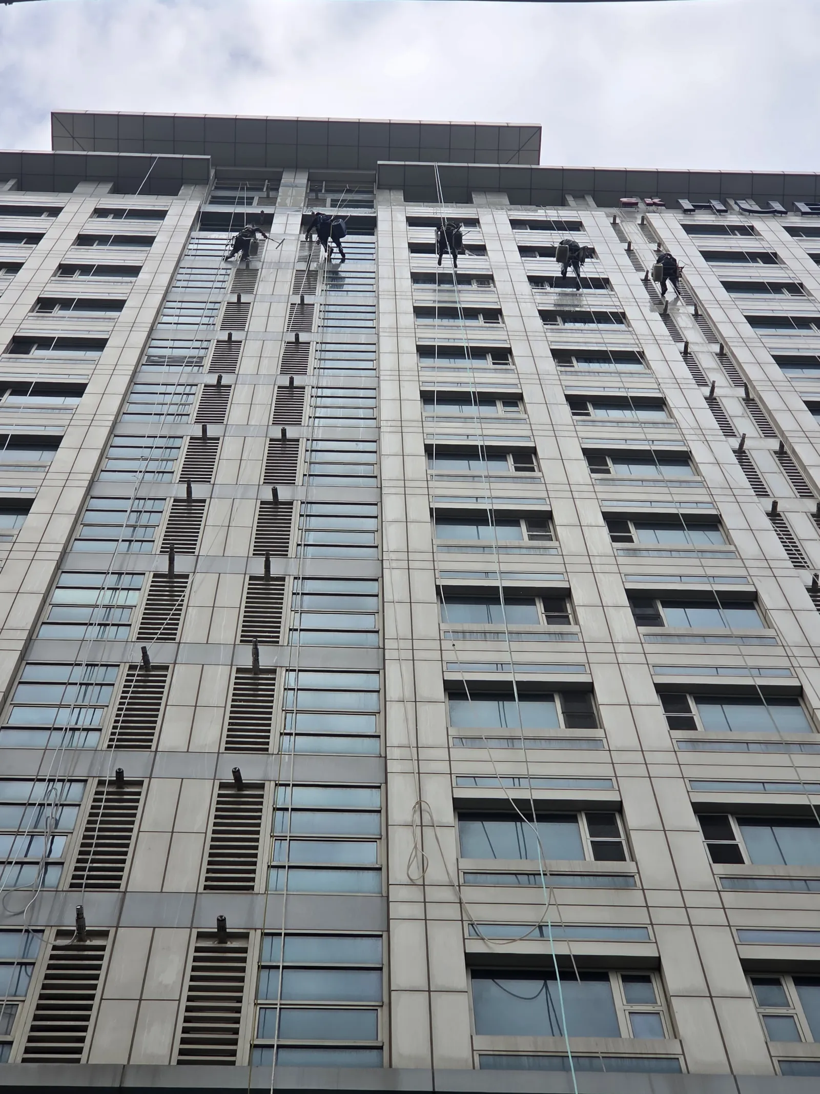 강남 빌딩 외벽청소, 고층 건물 로프 작업으로 외창까지 세척 현장 사진 5