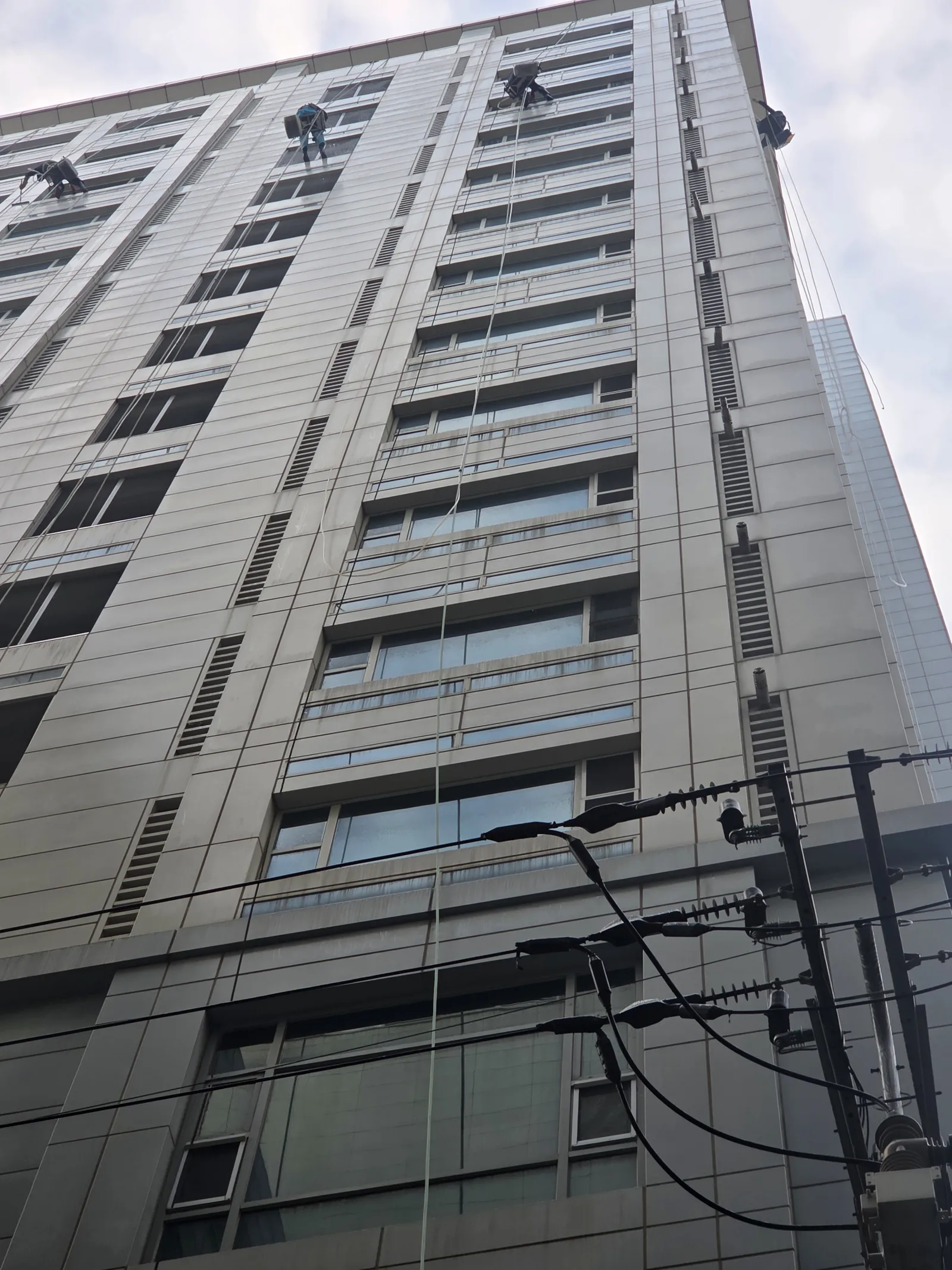 강남 빌딩 외벽청소, 고층 건물 로프 작업으로 외창까지 세척 현장 사진